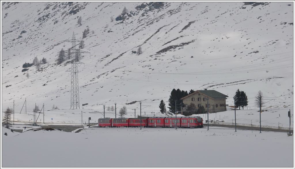 R1633 mit ABe 8/12 3501 nähert sich der Station Bernina Lagalb. (25.02.2016)