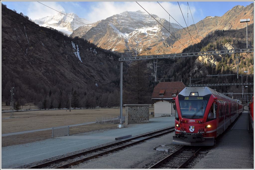 R1633 mit ABe 8/12 3506 wartet in Cavaglia unseren Zug ab.Links neben der Hochlampe erkennt man die Kurve von Alp Grüm. (28.11.2015)