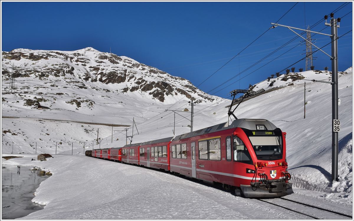 R1633 mit ABe 8/12 3506 am Ufer des schwarz gefrorenen Lago Bianco kurz vor Ospizio Bernina. (07.12.2016)