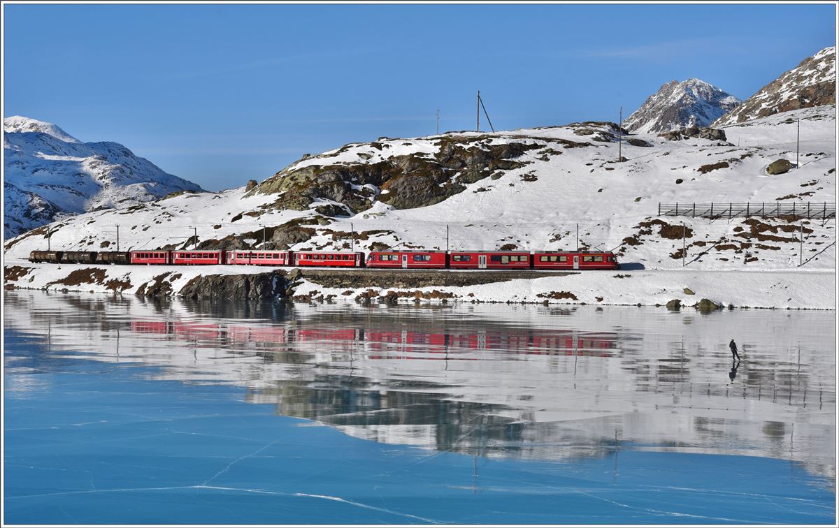 R1633 mit ABe 8/12 3506 am Ufer des schwarz gefrorenen Lago Bianco kurz vor Ospizio Bernina. (07.12.2016)