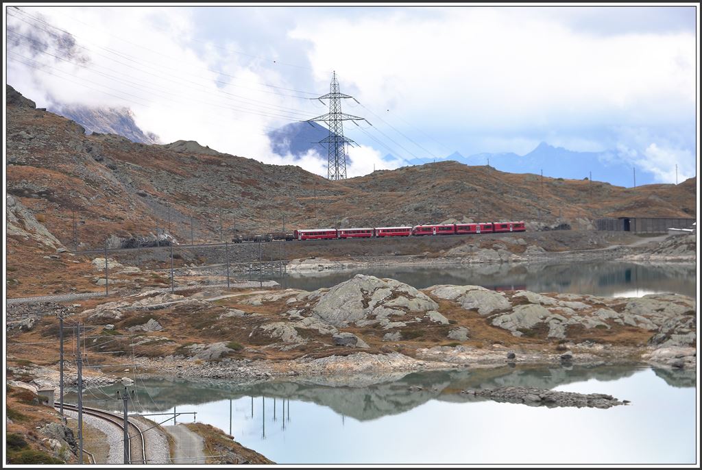 R1633 mit ABe 8/12 3508 unterwegs Richtung Süden am Ufer des Lago Bianco. (08.10.2015)
