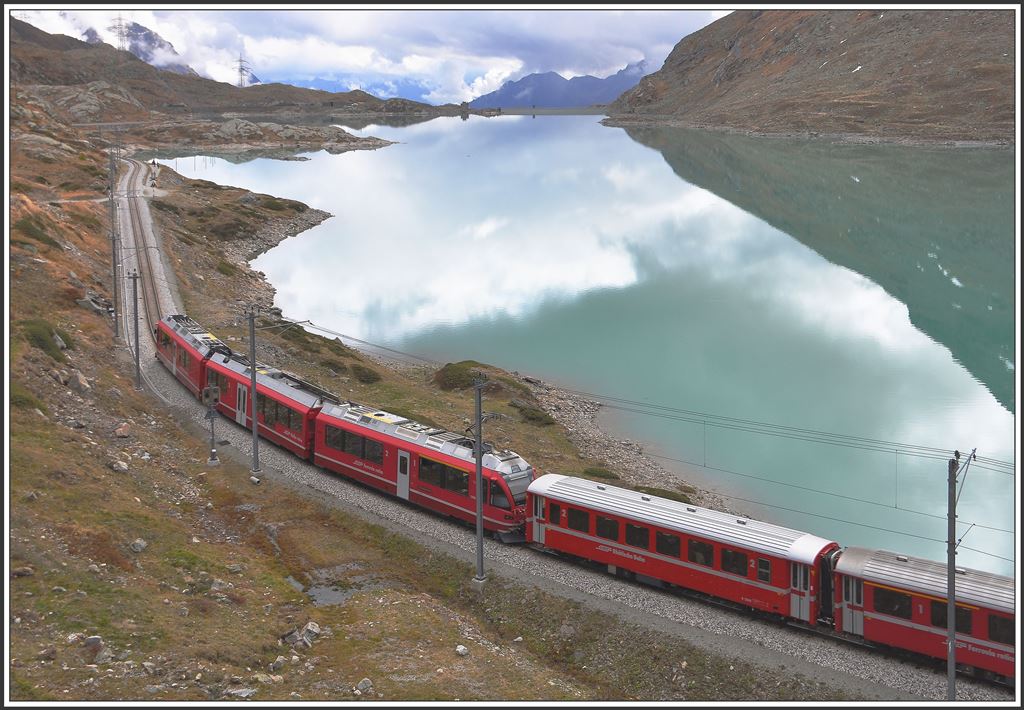 R1633 mit ABe 8/12 3508 unterwegs Richtung Süden am Ufer des Lago Bianco. (08.10.2015)