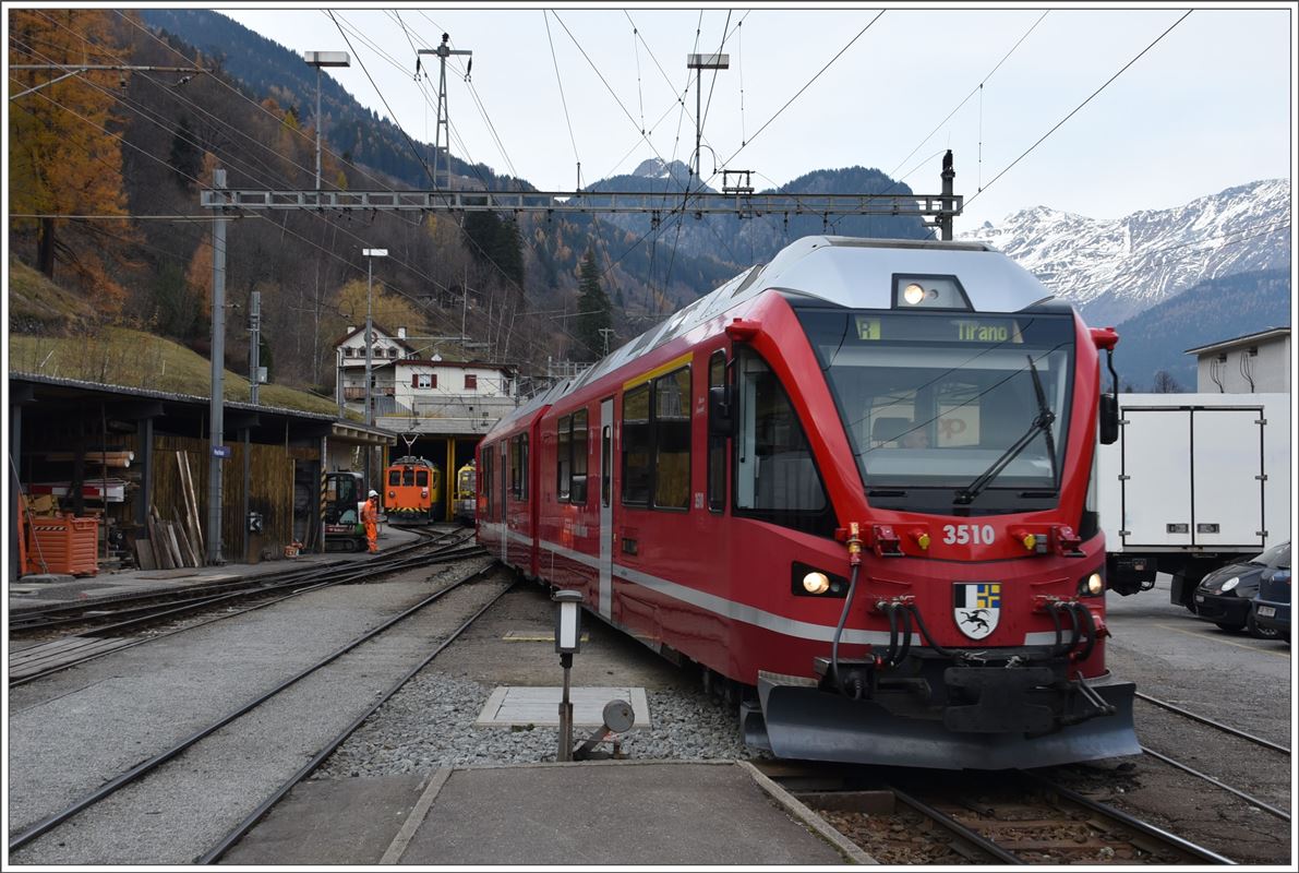 R1633 mit ABe 8/12 3510 aus St.Moritz fährt in Poschiavo ein. (24.11.2017)