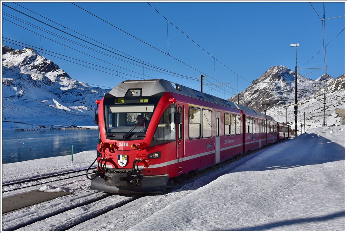 R1633 mit ABe 8/12 3514 am schwarz gefrorenen Lago Bianco in Ospizio Bernina 2253m. (08.12.2016)