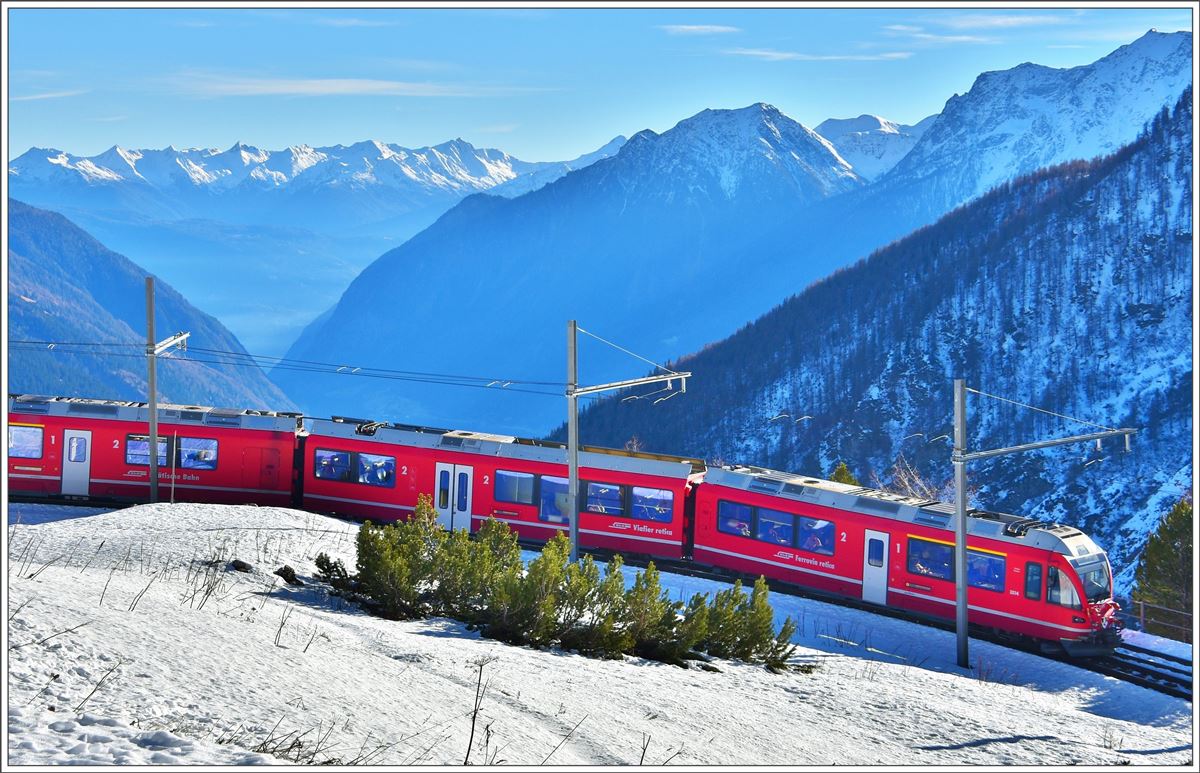 R1633 mit ABe 8/12 3514 in Alp Grüm mit Blick ins Puschlav und Veltlin.(08.12.2016)