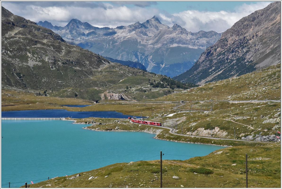 R1633 mit einem Allegra nähert sich Ospizio Bernina 2253m und passiert die drei Seen Laj Pitschen, Laj Ner und Lago Bianco. (06.09.2016)