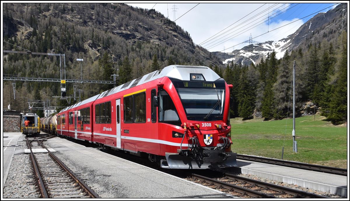 R1633 nach Campocologno mit ABe 8/12 3508 fährt mit sechs leeren Zisternenwagen talwärts. Cavaglia. (06.05.2020)