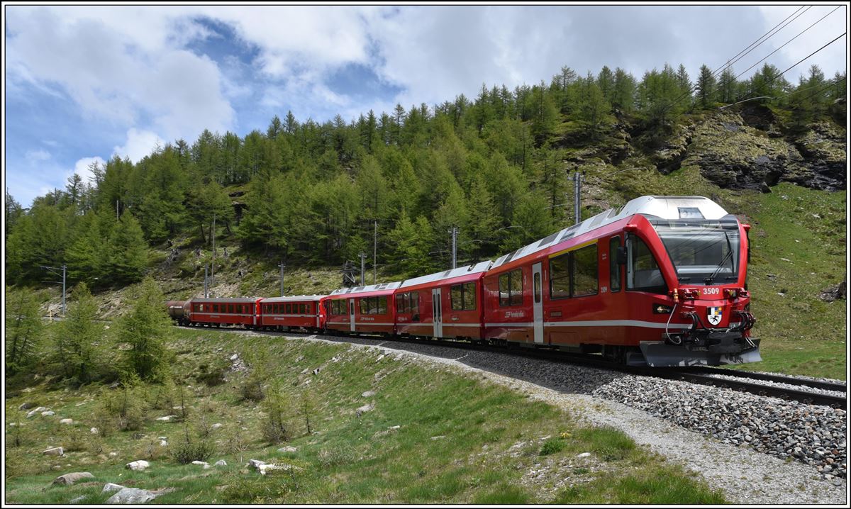 R1633 nach Campocologno mit ABe 8/12 3509 oberhalb Alp Grüm. (09.06.2020)
