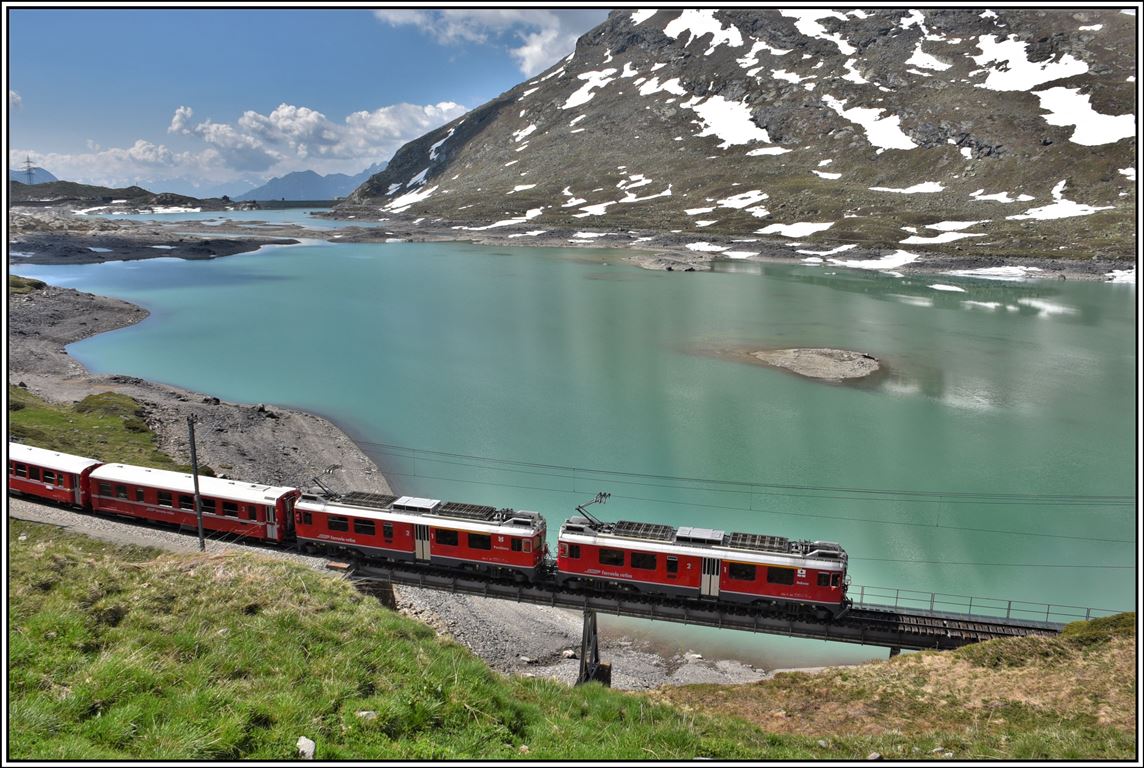 R1636 mit ABe 4/4 III 54  Hakone  und 51  Poschiavo  auf der Brücke am See kurz vor Ospizio Bernina. (19.06.2019)