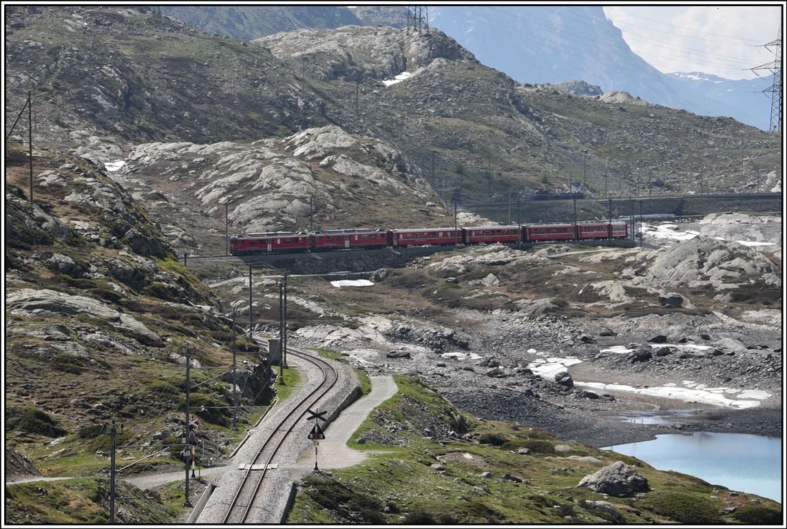 R1636 mit ABe 4/4 III 54  Hakone  und 51  Poschiavo  in der Steinwüste entlang des Lago Bianco. (19.06.2019)