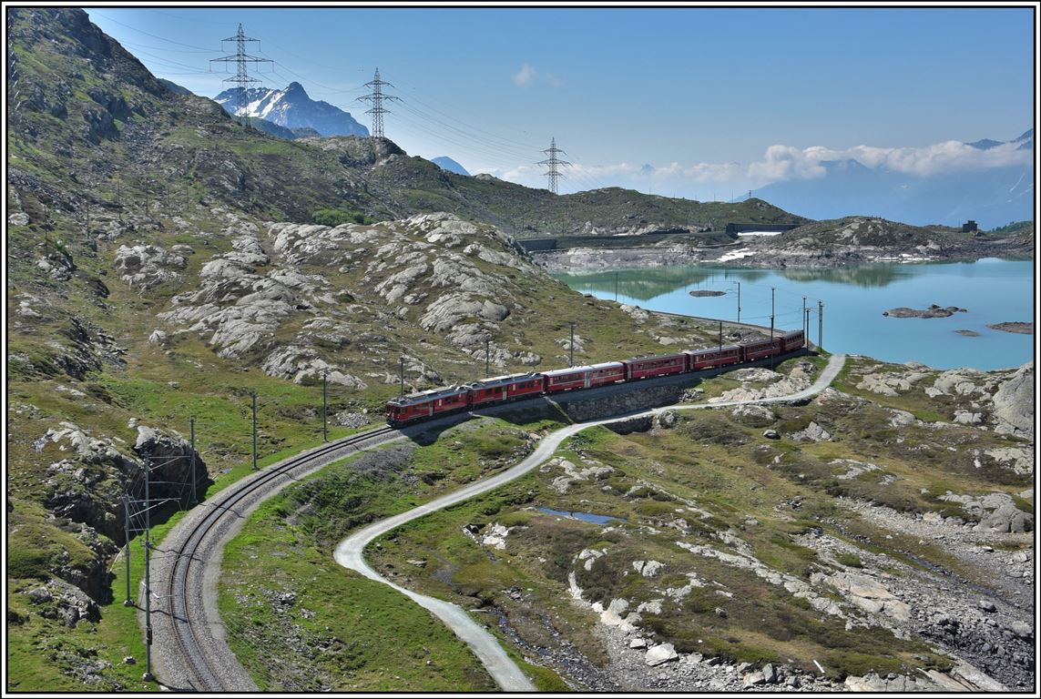 R1636 mit ABe 4/4 III 54  Halone  und 51   Poschiavo  kurz vor Ospizio Bernina. (25.06.2019)