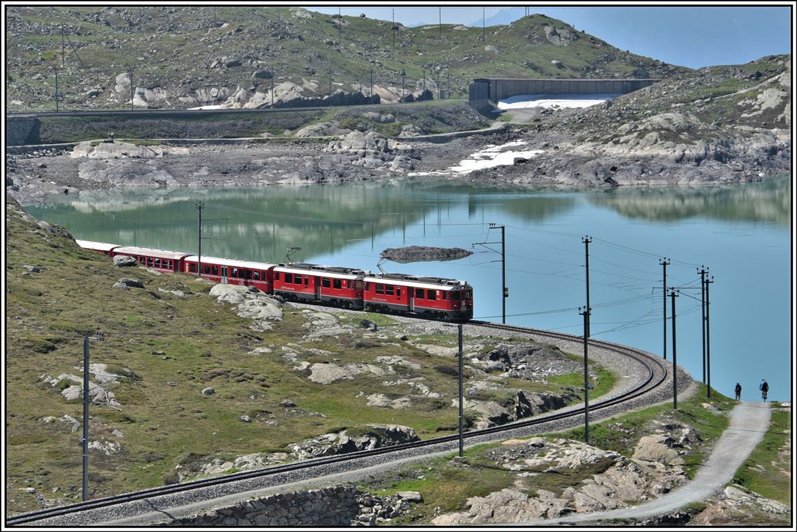 R1636 mit ABe 4/4 III 54  Halone  und 51   Poschiavo  kurz vor Ospizio Bernina. (25.06.2019)