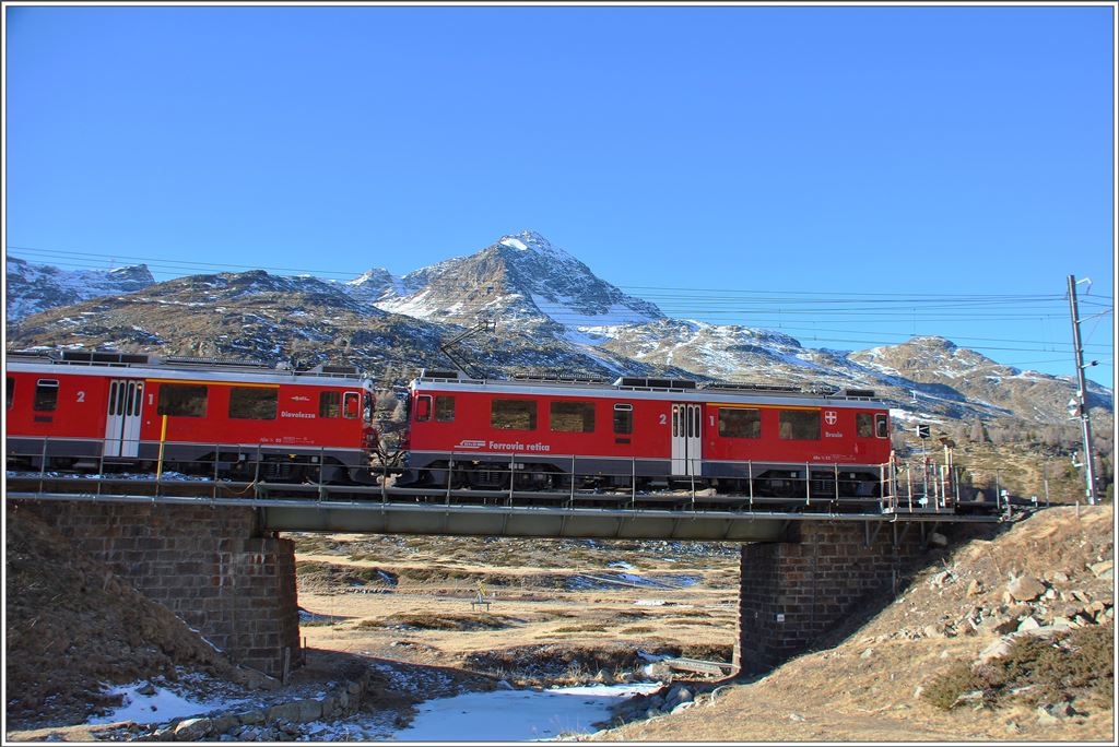 R1636 mit ABe 4/4 III 52  Brusio  und 55  Diavolezza  in Bernina Lagalb. (20.12.2015)