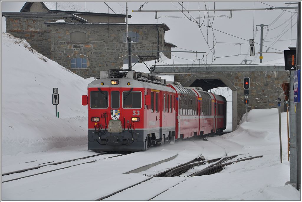 R1636 mit ABe 4/4 III 53  Tirano  in Ospizio Bernina. (25.02.2016)