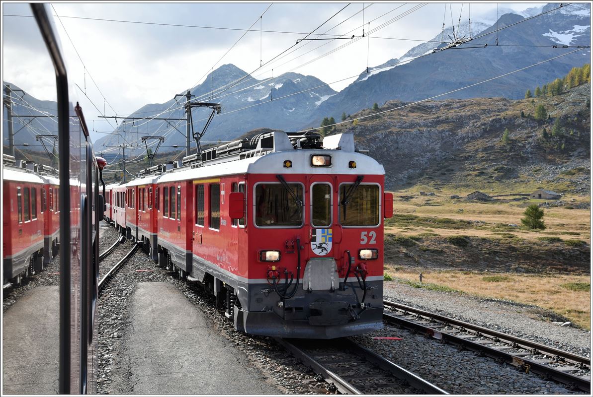 R1636 mit ABe 4/4 III 52  Brusio  und 53  Tirano  in Bernina Lagalb. (09.10.2016)