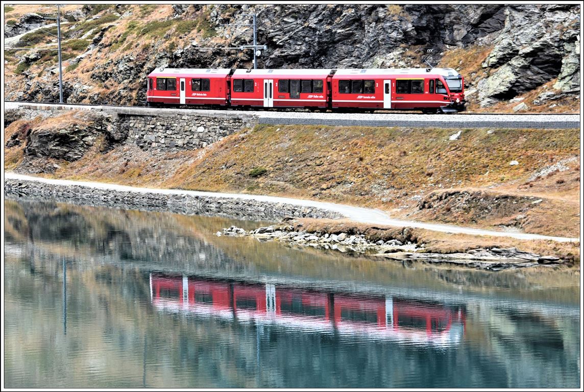R1636 mit ABe 8/12 3503 am Lago Bianco bei Ospizio Bernina. (18.10.2019)