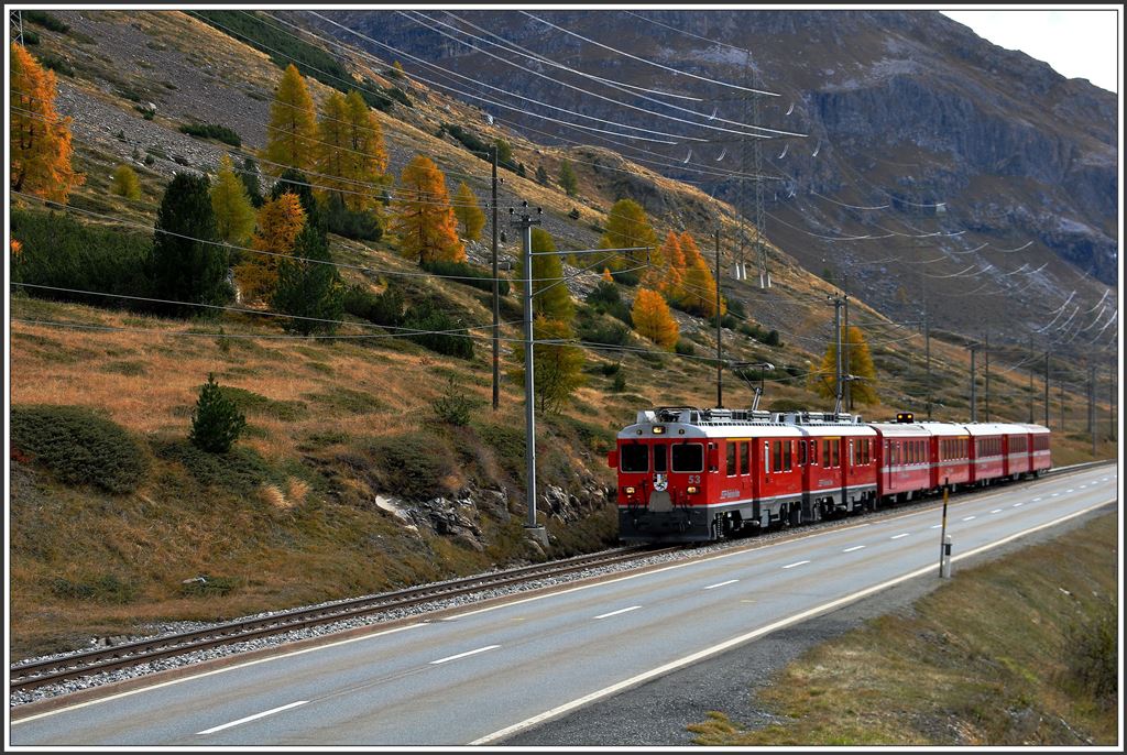R1636 mit den TW ABe 4/4 III 53  Tirano  und 52  Brusio  bei Bernina Suot. (08.10.2015)