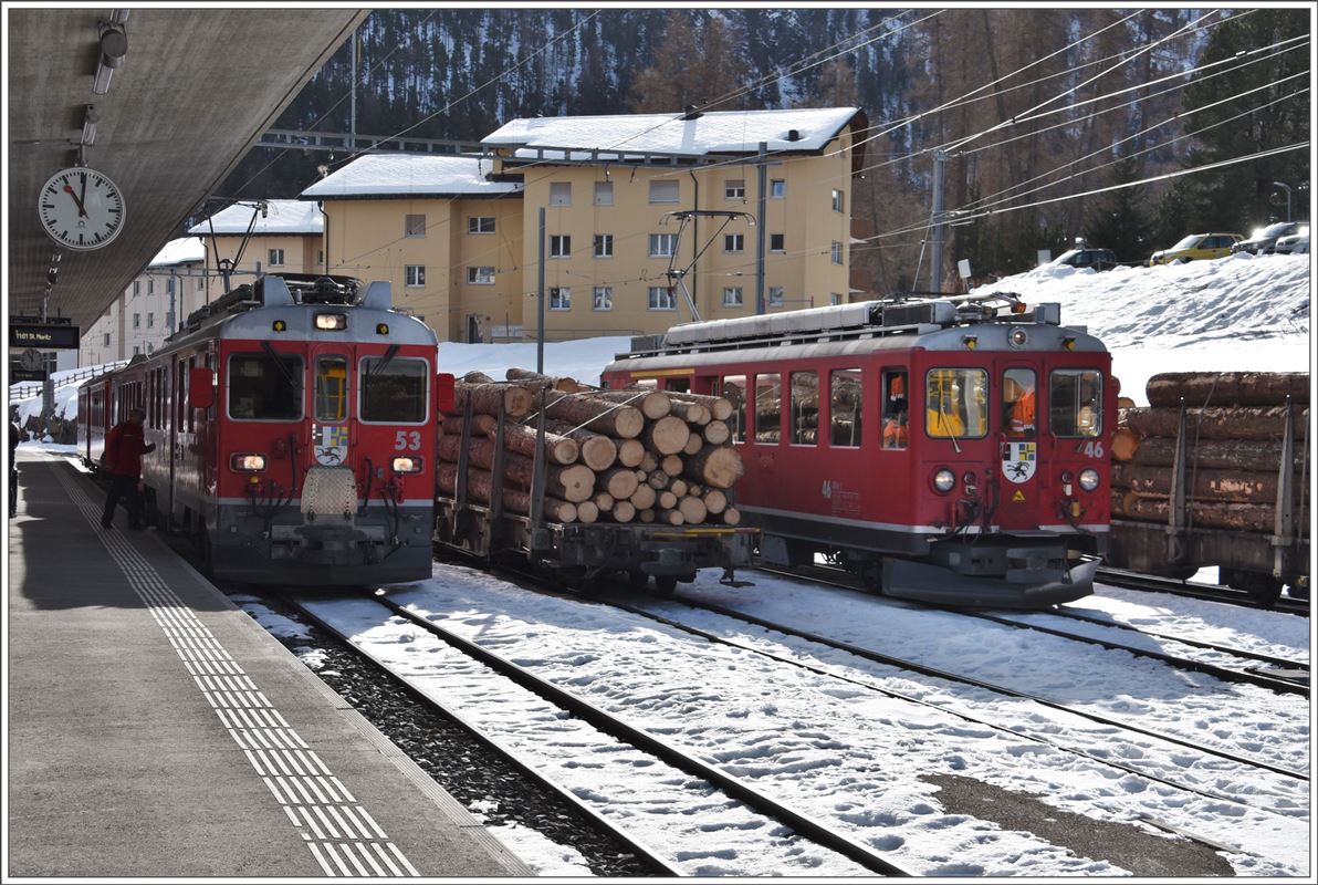 R1636 nach St.Moritz ,it ABe 4/4 III 53  Tirano  und ABe 4/4 II 46 Bahndienst/Schneetransport in Pontresina. (24.11.2017)