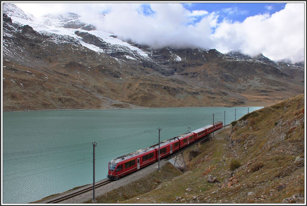 R1637 mit ABe 8/12 3511 auf der Brücke am See mit dem Cambrenagletscher. (08.10.2015)