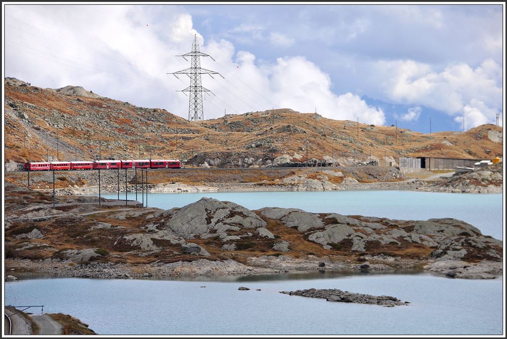 R1637 mit ABe 8/12 3511 am Lago Bianco auf dem Berninapass Richtung Süden. (08.10.2015)