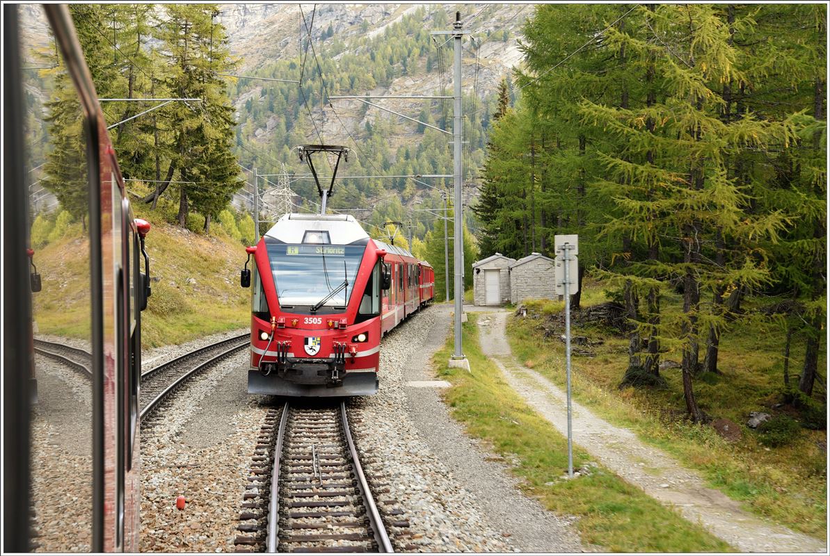 R1640 mit ABe 8/12 3505 wartet in der Dienststation Stablini den Gegenzug ab. (09.10.2016)