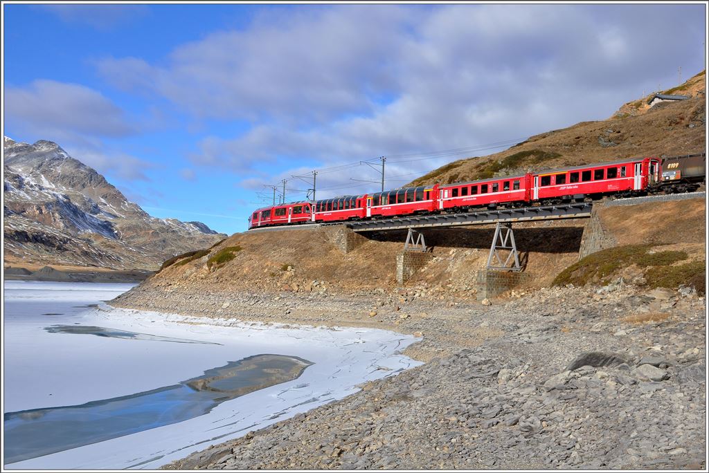 R1640 mit ABe 8/12 3509 nähert sich von Süden dem höchsten Punkt der RhB in Ospizio Bernina. (17.12.2015)