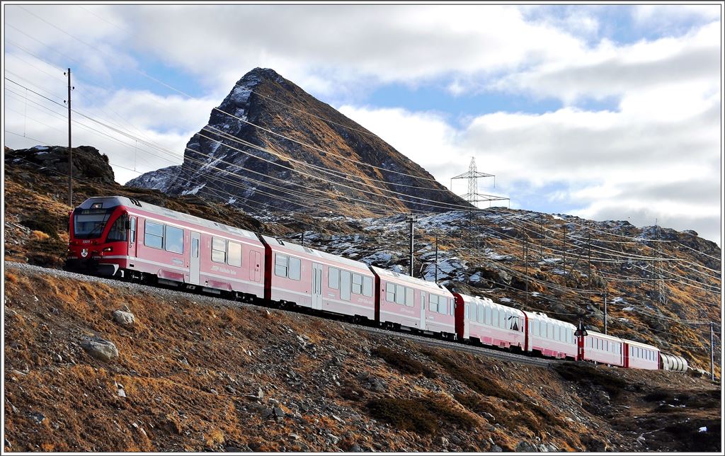 R1640 mit ABe 8/12 3509 nähert sich von Süden dem höchsten Punkt der RhB in Ospizio Bernina. (17.12.2015)