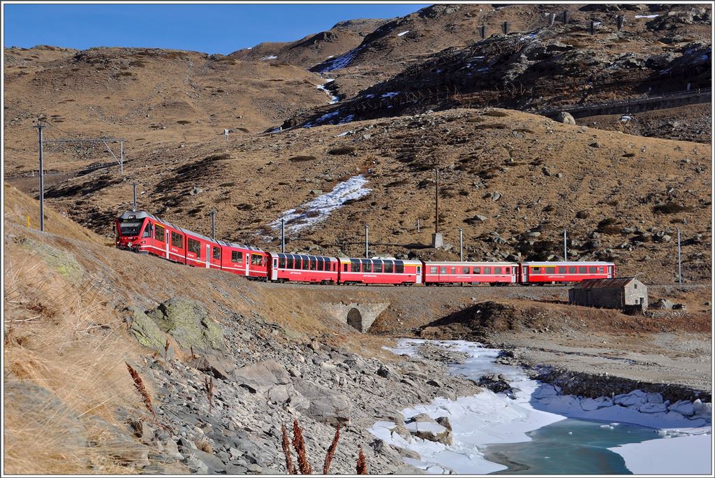 R1640 mit ABe 8/12 3510 kurz nach Ospizio Bernina. (17.12.2015)