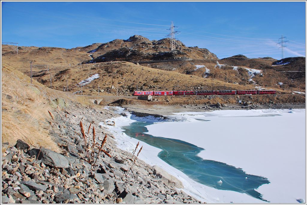 R1640 mit ABe 8/12 3510 kurz nach Ospizio Bernina. (17.12.2015)