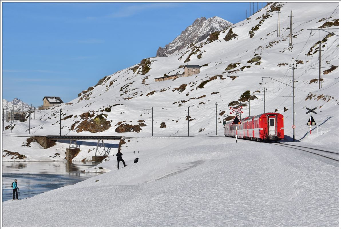 R1640 mit ABe 8/12 3514 am schwarz gefrorenen Lago Bianco bei Ospizio Bernina. (08.12.2016)