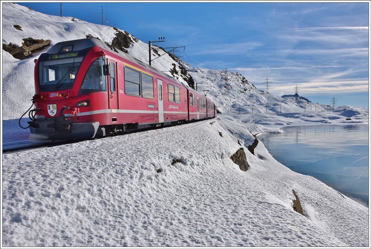 R1640 mit ABe 8/12 3514 am schwarz gefrorenen Lago Bianco bei Ospizio Bernina. (08.12.2016)
