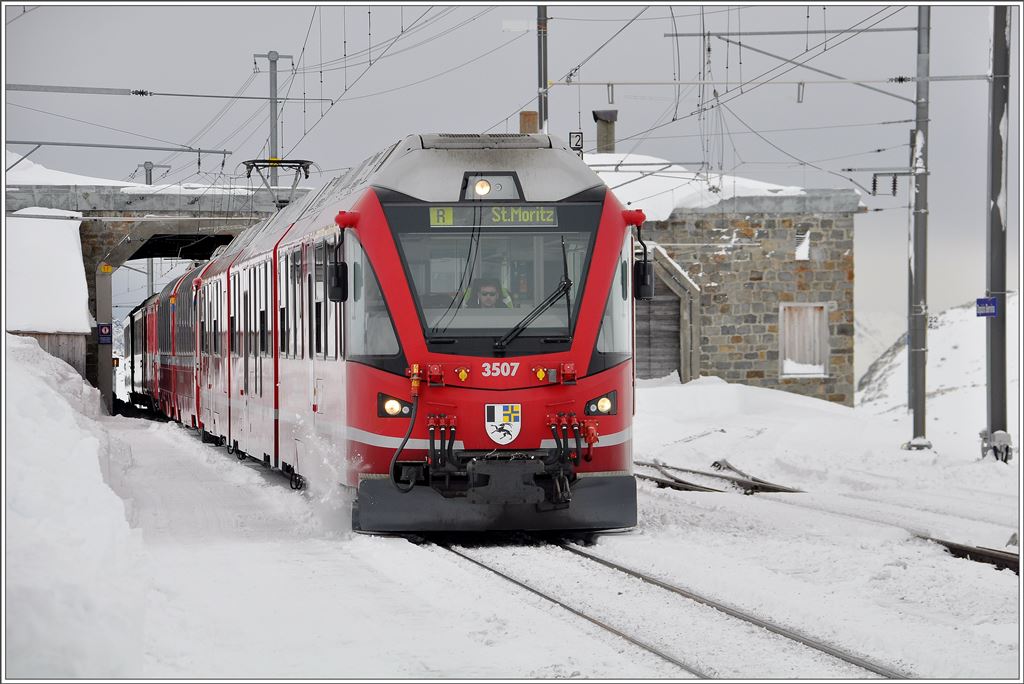 R1640 mit Allegra 3507 nach St. Moritz erreicht Ospizio Bernina. (14.01.2016)