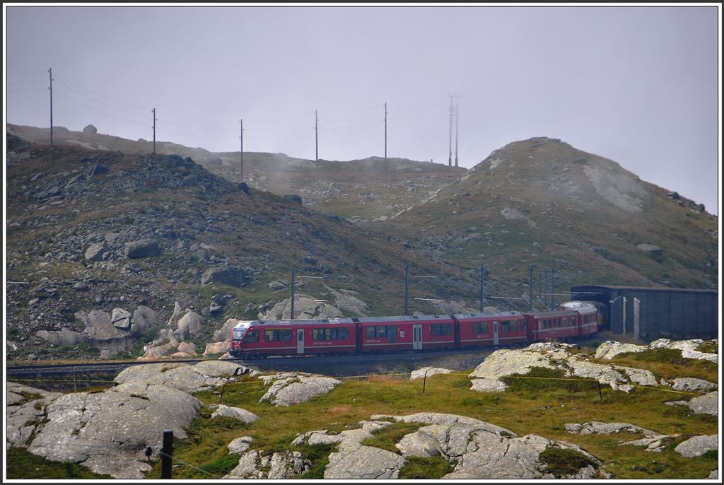 R1640 mit Allegra ABe 8/12 3505 beim Verlassen der Scala Galerie zwischen Alp Grüm und Ospizio Bernina. (27.07.2015)
