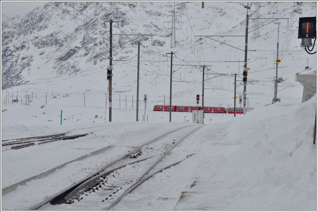 R1640 schlängelt sich dem Lago Bianco entlang Richtung St.Moritz. (14.01.2016)