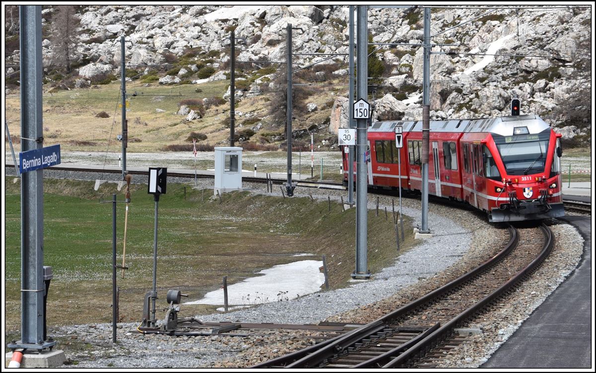 R1641 mit ABe 8/12 3511 nach Campocologno kreuzt den Gegenzug in Bernina Lagalb. (06.05.2020)