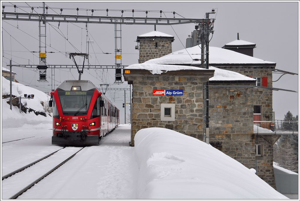 R1644 mit ABe 8/12 3511 in Alp Grüm. (25.02.2016)