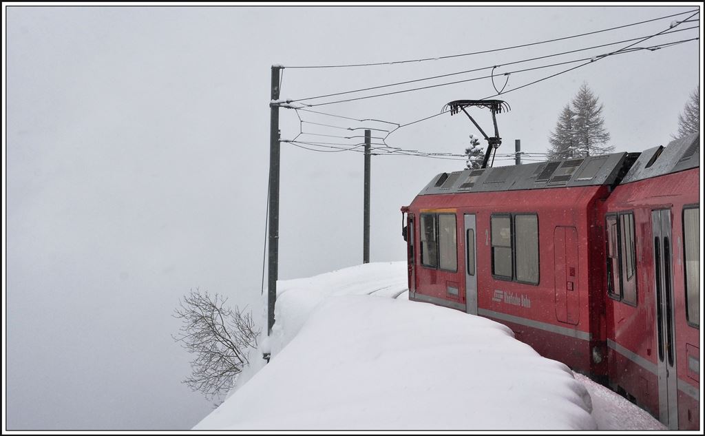 R1644 mit ABe 8/12 3513 in der Stablinikurve. (05.02.2014)