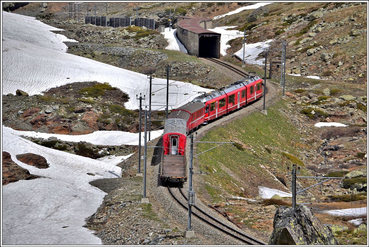 R1644 mit einem Allegra unterhalb der Scala Galerie zwischen Alp Grüm und Ospizio Bernina. (30.05.2018)