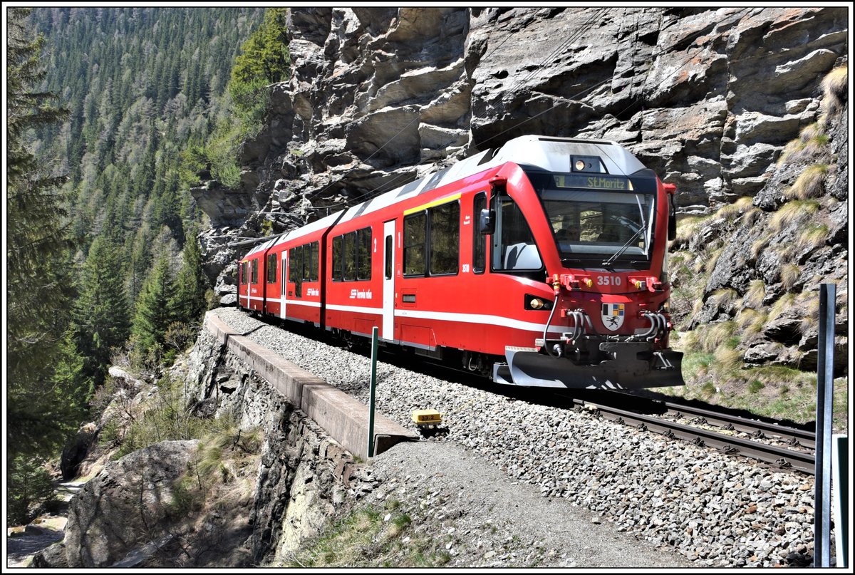 R1644 nach St.Moritz mit ABe 8/12 3510 erreicht in Kürze Cavaglia. (07.05.2020)