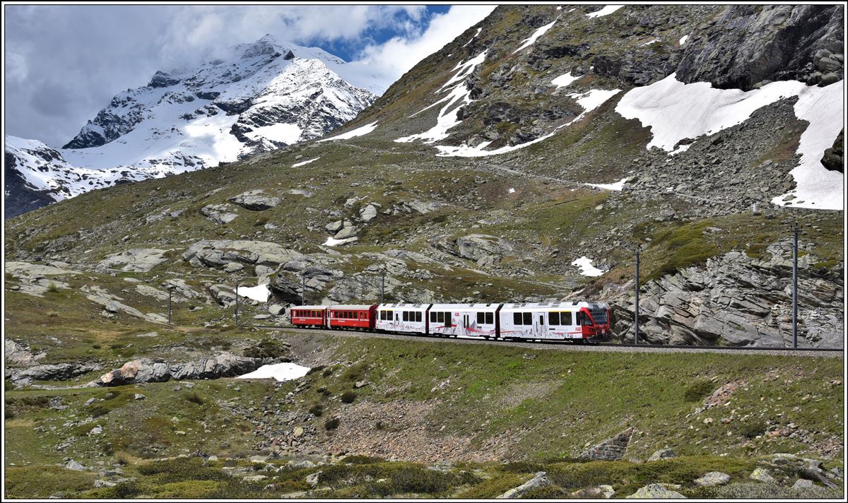 R1644 nach St.Moritz mit Schneewittchen ABe 8/12 3512 zwischen Alp Grüm und Ospizio Bernina. (09.06.2020)