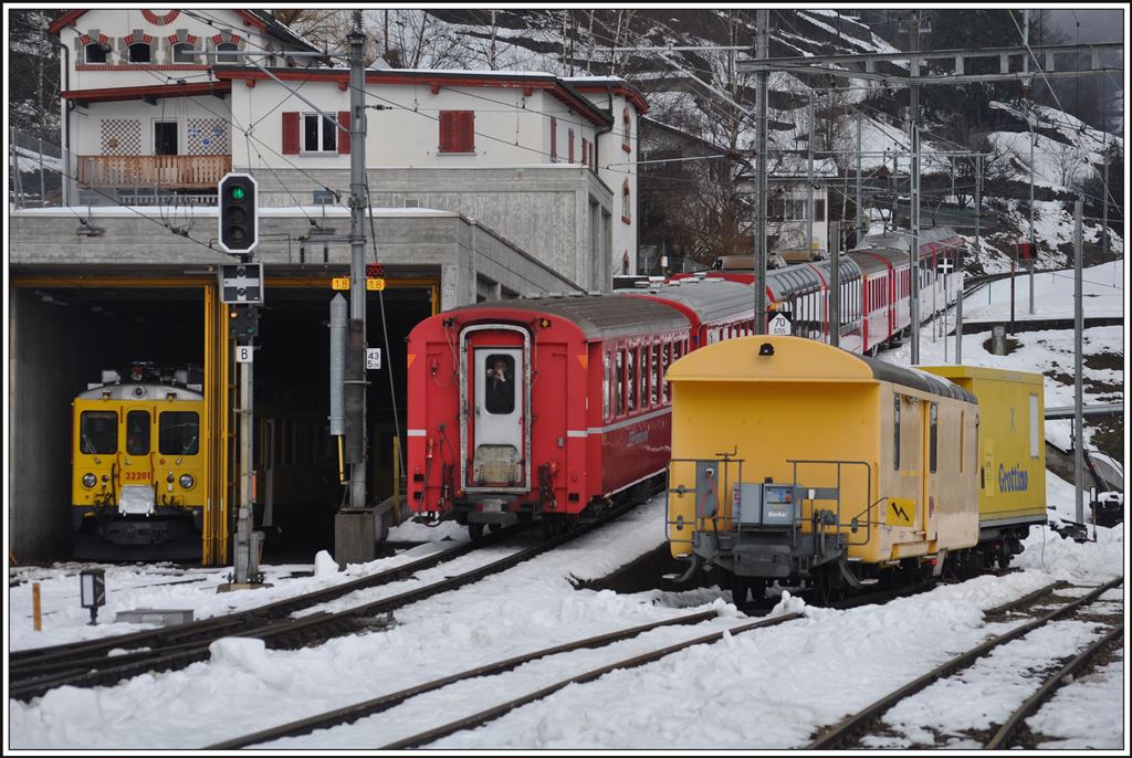 R1644 nimmt die Steigung nach Ospizio Bernina in Angriff und TW 23201 ruht sich aus in Poschiavo. (05.02.2014)