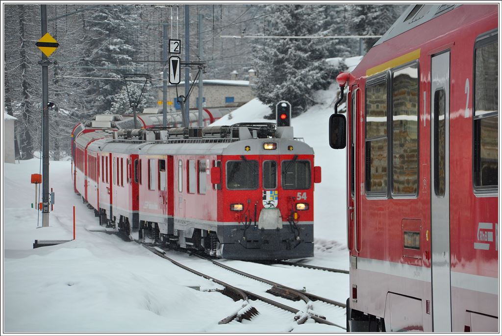 R1644 wartet in Cavaglia den R1625/BEX953 ab, der mit zwei ABe 4/4 III verkehrt. (25.02.2016)