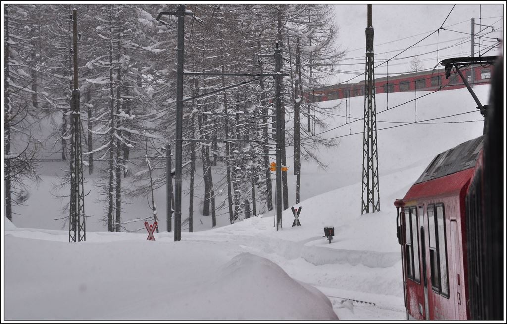 R1644 wartet in der einsamen Kreuzungsstation Stablini auf den talwärts fahrenden R1629. (05.02.2014)