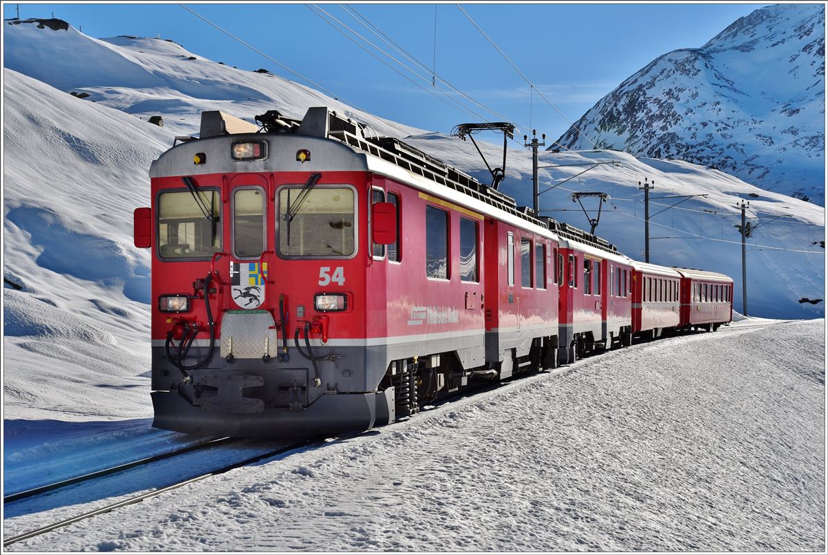 R1648 mit ABe 4/4 III 54  Hakone  und 55  Diavolezza  bei Ospizio Bernina. (07.12.2016)