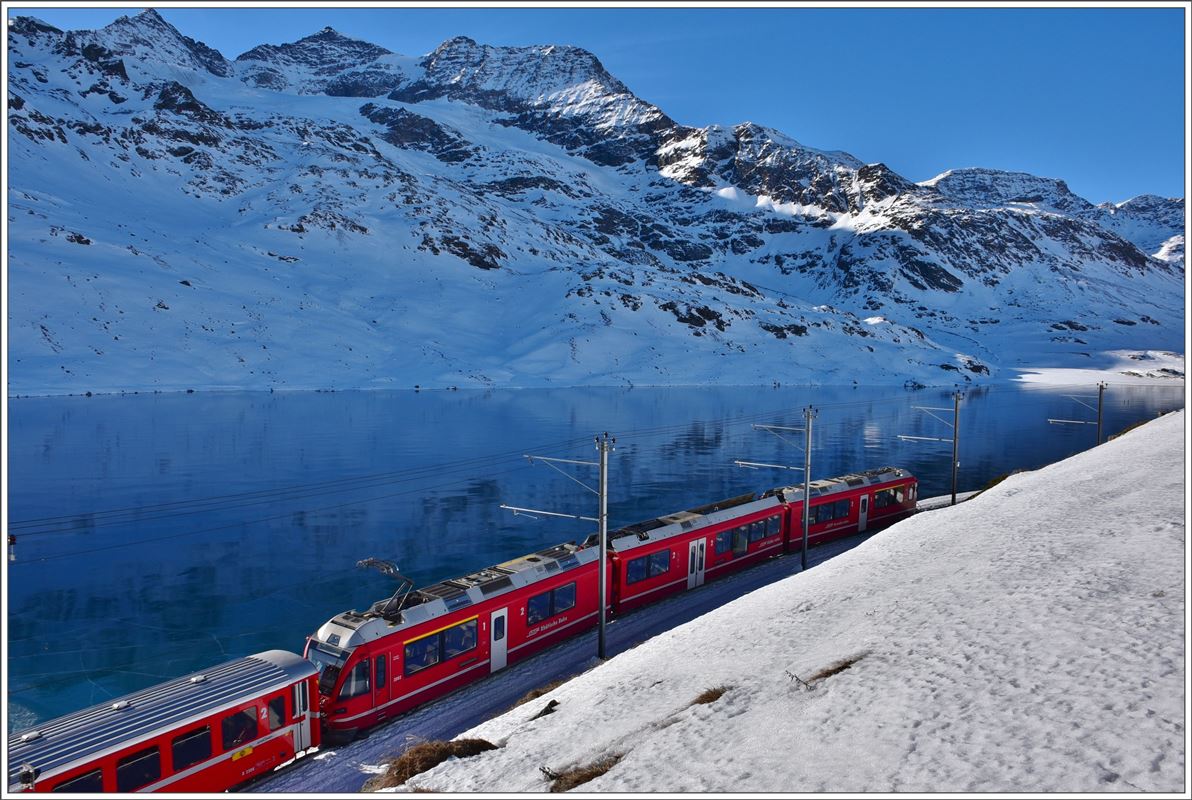 R1648 mit ABe 8/12 3502 am Ufer des Lago Bianco. (08.12.2016)