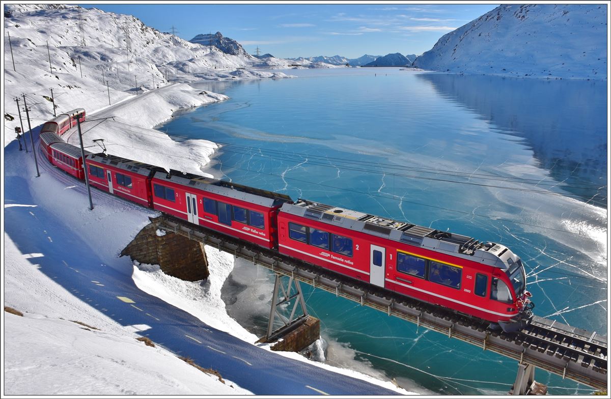 R1648 mit ABe 8/12 3502 auf der Brücke am See am Ufer des Lago Bianco. (08.12.2016)