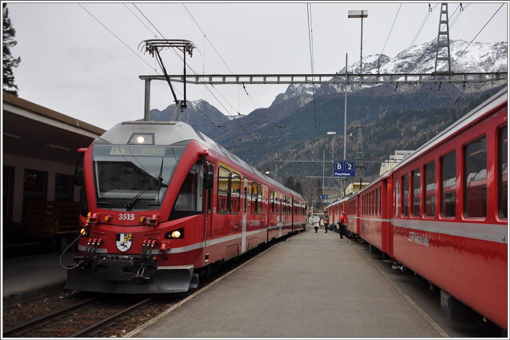 R1648 mit Allegra ABe 8/12 3515 steht abfahrbereit in Poschiavo. (28.11.2015)