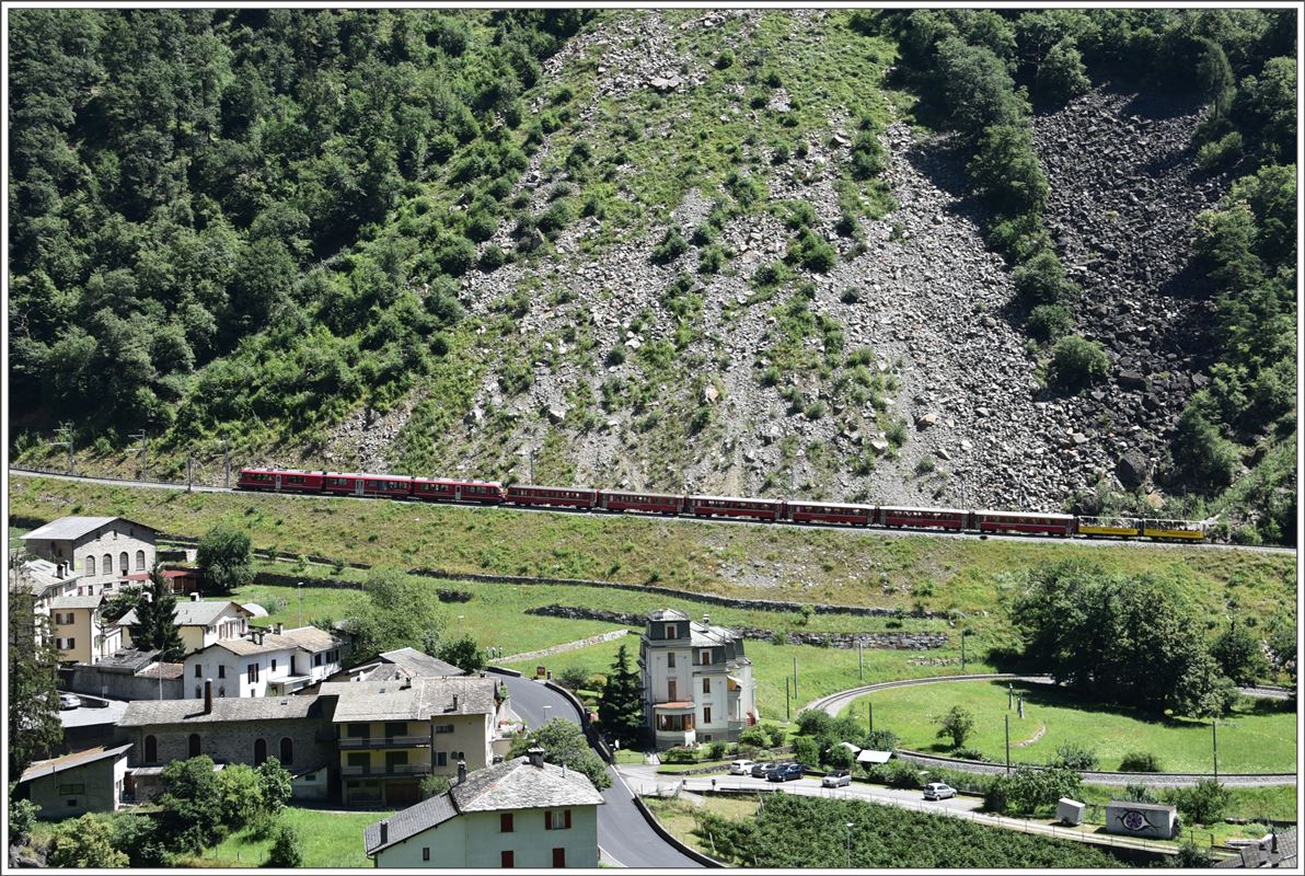 R1648 mit dem ABe 8/12 3506 oberhalb des Kreisviadukts, wo die Strecke wegen des Bergsturzes neu angelegt werden musste. (17.07.2016)