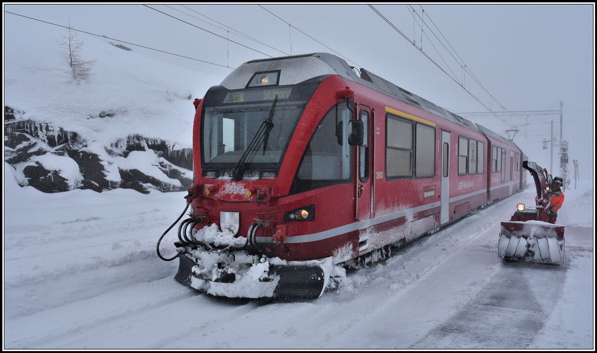R1652 mit ABe 8/12 3503 nach St.Moritz in Alp Grüm. (04.04.2019)