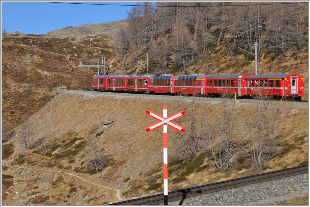 R1652 mit ABe 8/12 3505 oberhalb Alp Grüm. (20.12.2015)